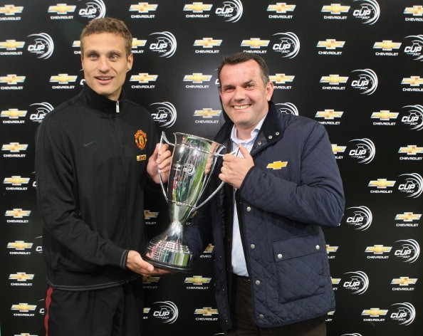 Đội trưởng Vidic nhận Chevrolet Cup.